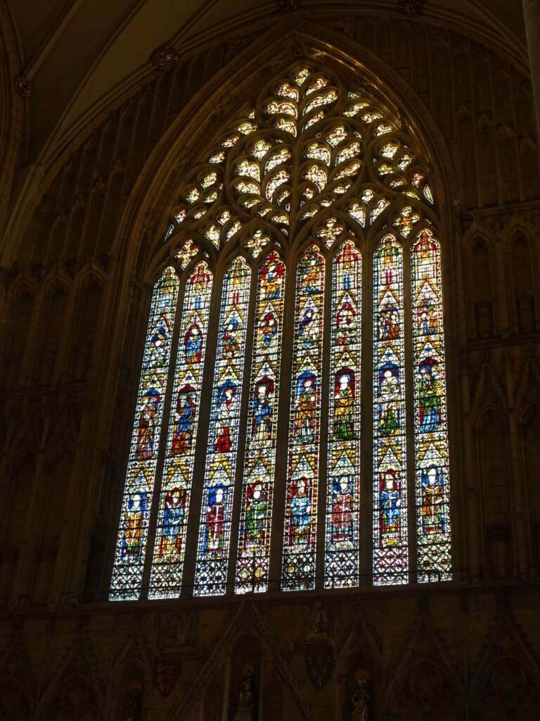 大聖堂の内部から見上げたステンドグラス